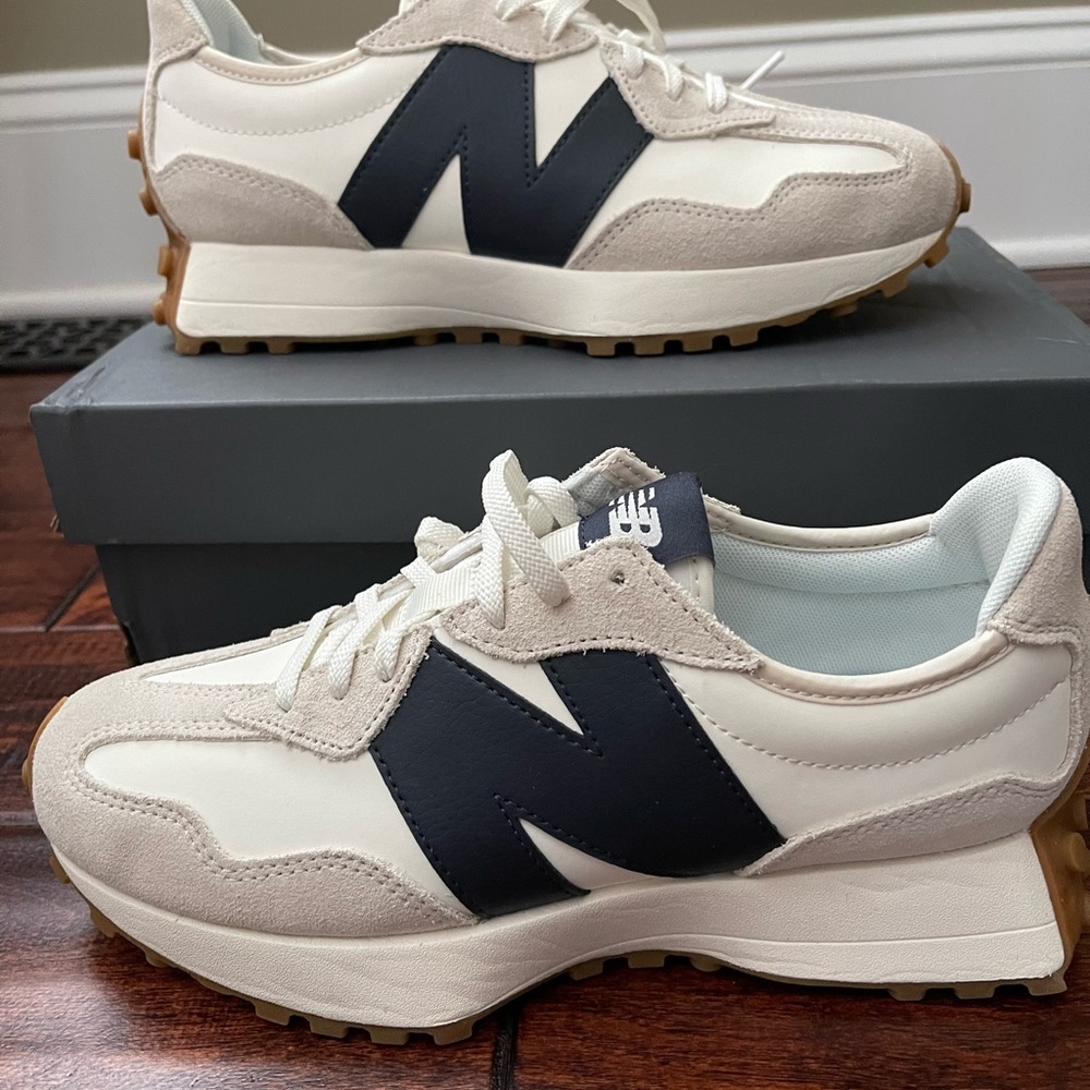 Brand New: New Balance 327 US Size 9 (EUR 40.5)